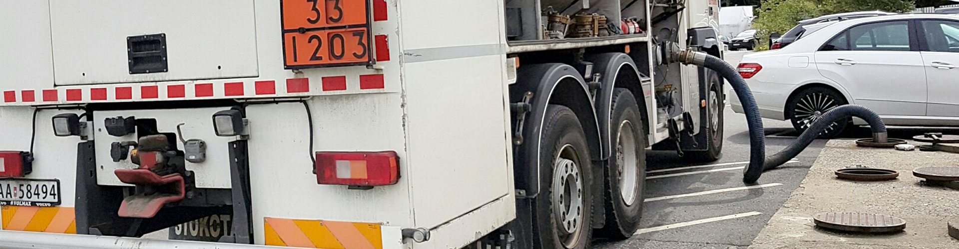 tankbil fyller på diesel